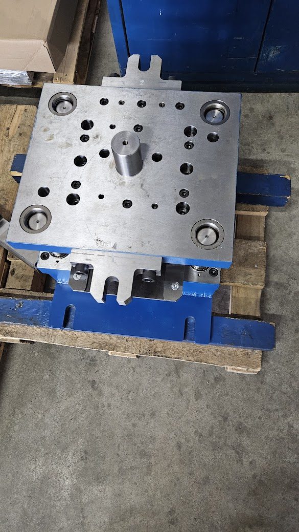 Completed die set with machined top plate