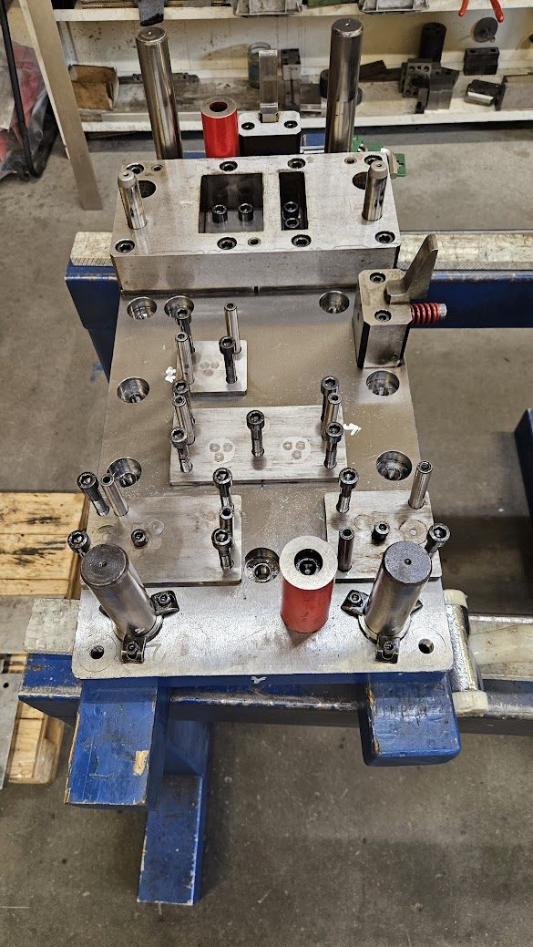 Die set with guide pillars and springs during assembly