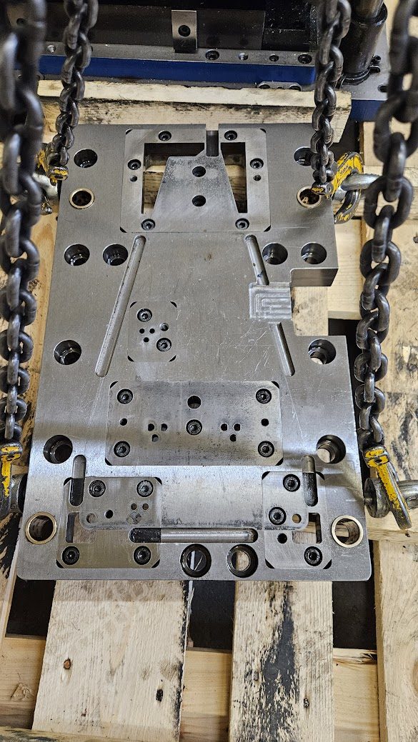 Stamping die plate lifted on chains