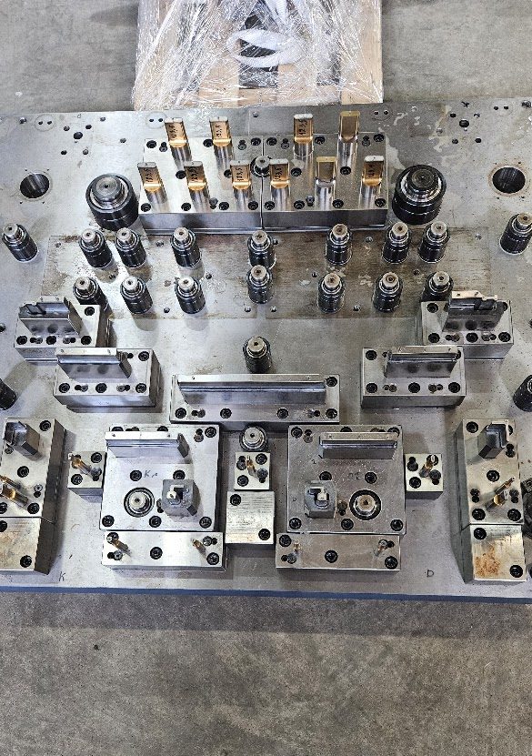 Die plate with punches and guide elements