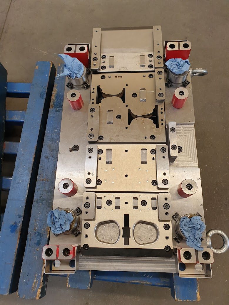 Progressive stamping die built in the Nydija workshop